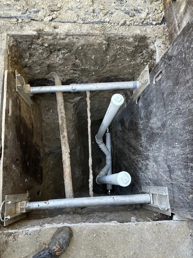 Experienced plumber completing Drain Cleaning work in Bell Gardens